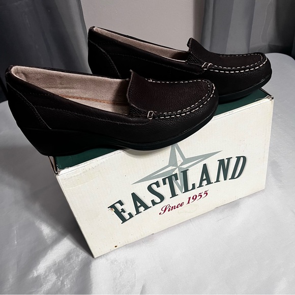 Eastland Women's Slip on New in Box With Active Memory Foam Coffee Color Size 8 - Picture 2 of 7
